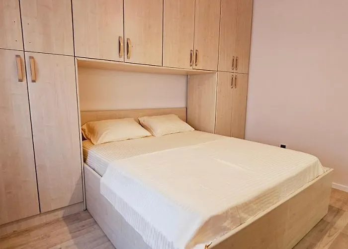 Апартаменты Discover From Our 3-room With Free Parking-komuna E Parisit Тирана